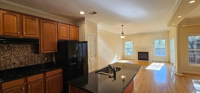 Building Photo - Beautiful And Spacious 3 Bed 3.5 Bath Bric...