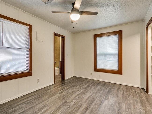 Building Photo - 217 E Daws St
