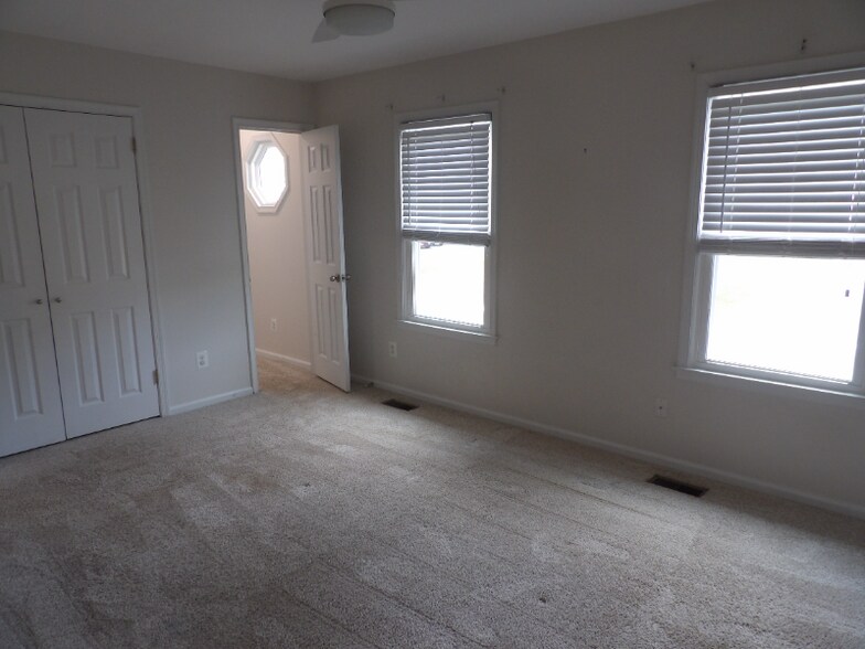 Building Photo - 413 Forest Ct