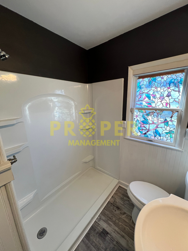 Building Photo - 4 bedrooms 1 bathrooms house for rent