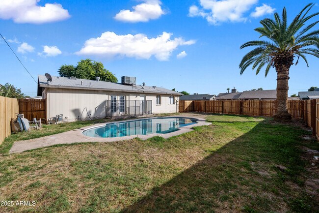 Building Photo - 2208 N 47th Ln