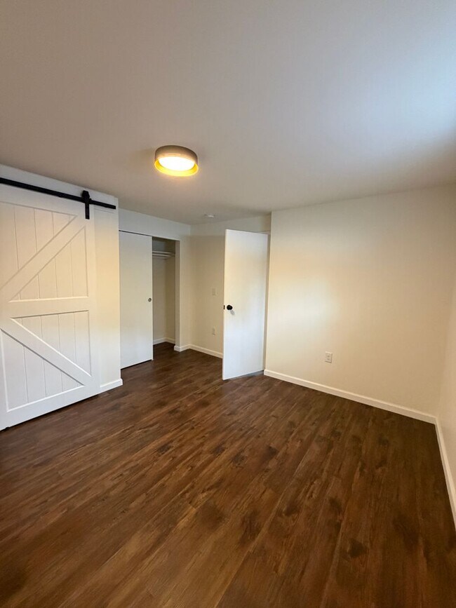 Building Photo - Beautifully Renovated 3/2 in Huge Lot
