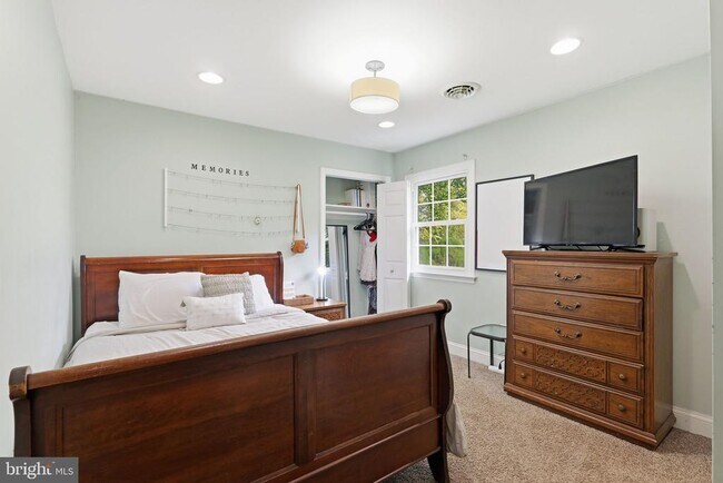 Building Photo - 5642 Jefferson Blvd