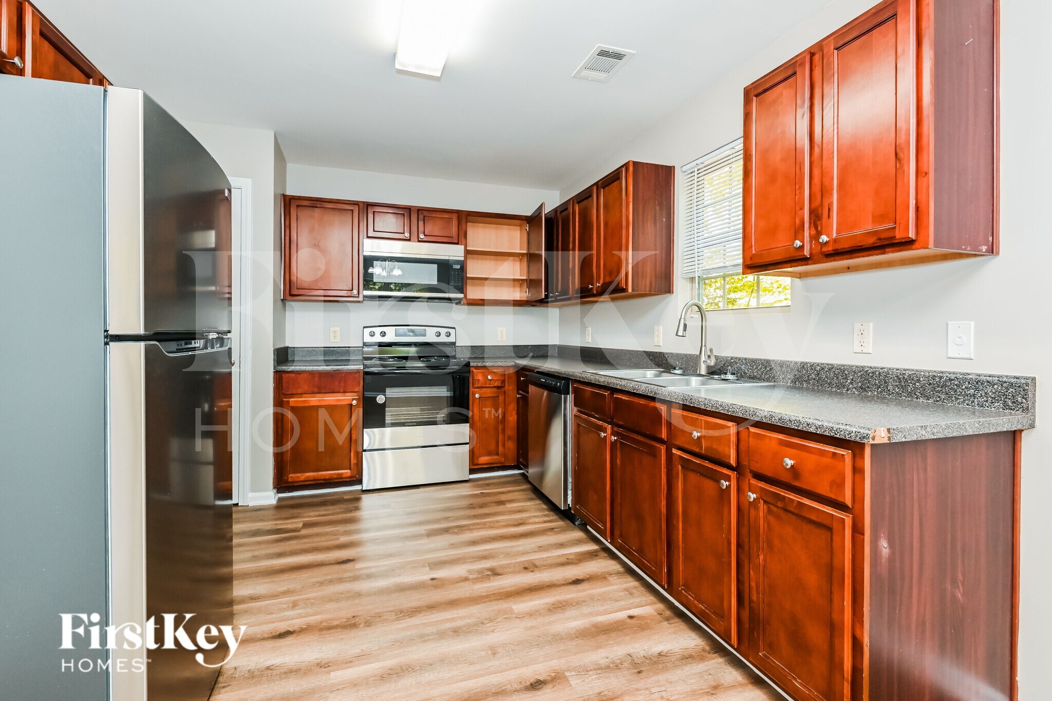 Building Photo - 380 Pine Tree Dr