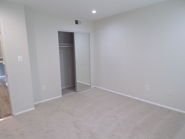 Building Photo - Two Bedroom, Two Bath Condo Located Near T...