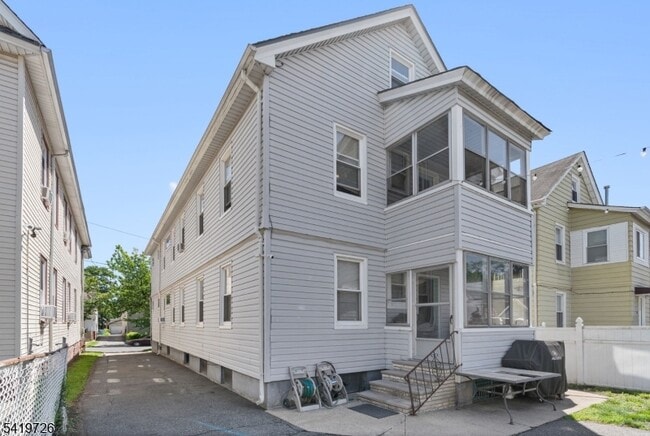 Building Photo - 144 Bellevue St