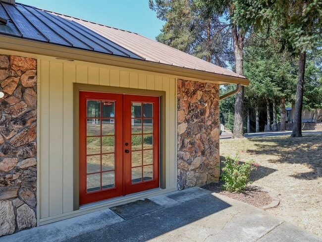 Building Photo - 4 Bedroom - Gated Community!