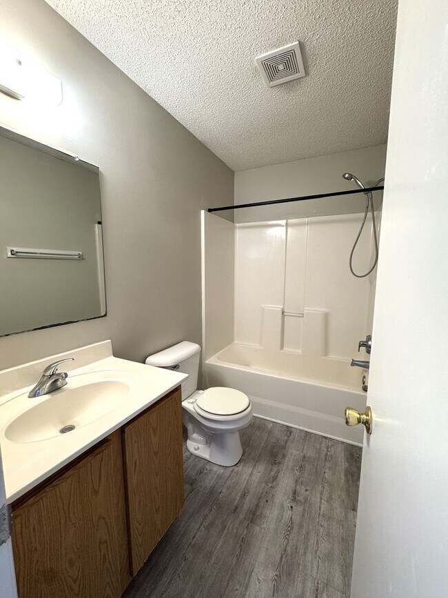 Building Photo - Townhome Minutes to Camp Lejeune