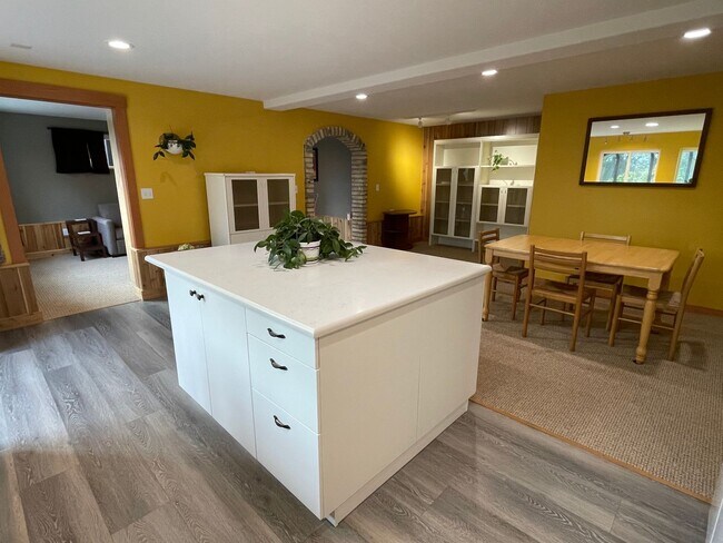 Building Photo - Lovely Furnished Honeymoon Bay Apartment!