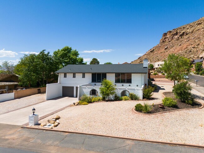 Building Photo - Unique & Fully Renovated Bloomington Home