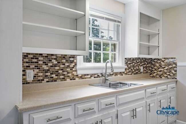 Building Photo - ADORABLE RENOVATED COTTAGE IN SANDSTON