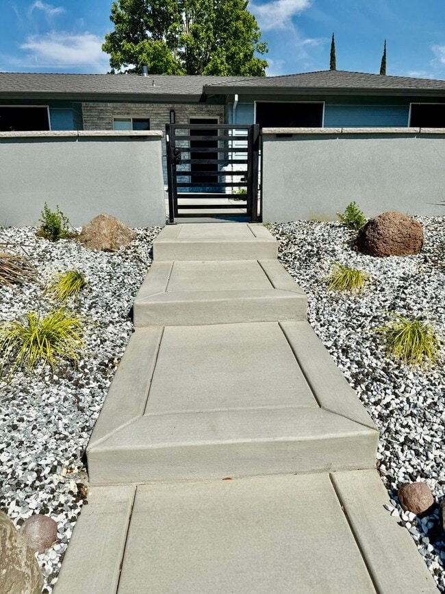 Building Photo - Beautiful remodeled home