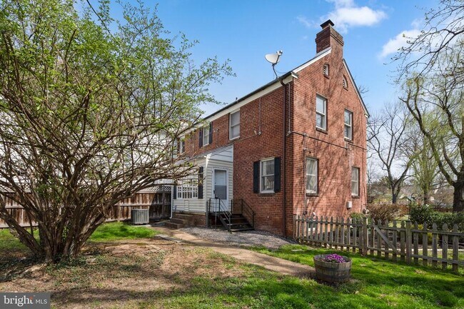 Building Photo - 3718 Farr Ave