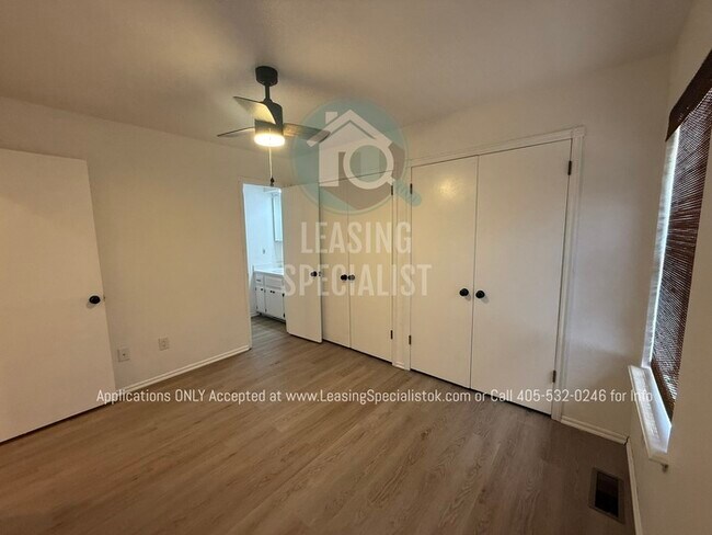 Building Photo - West Norman 2 Bed 1.5 Bath Townhouse Available for Your Immediate Move!