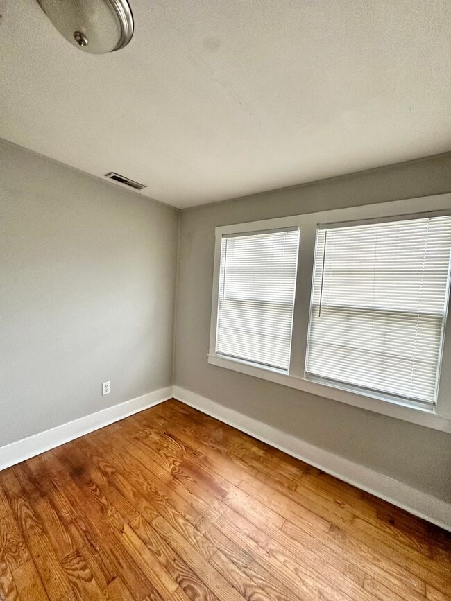 Building Photo - Duplex Townhouse with Huge Yard! Pet Friendly! Close to the Lake!