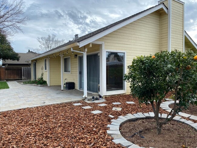 Building Photo - 6 MONTH LEASE - 3 Bedroom / 2 Bath Great C...