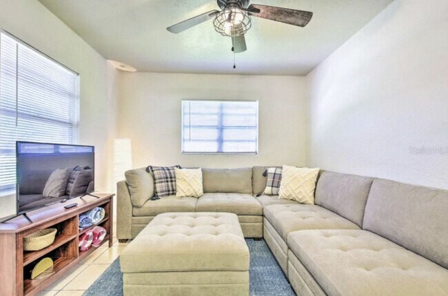 Building Photo - 2/1 unfurnished duplex in convenient location and fenced yard- pet friendly!