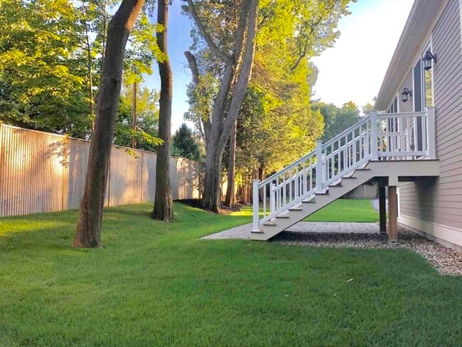 Building Photo - 301 Linden St