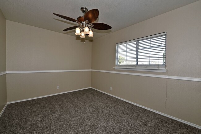 Building Photo - Great Home 1604 and Shaenfield