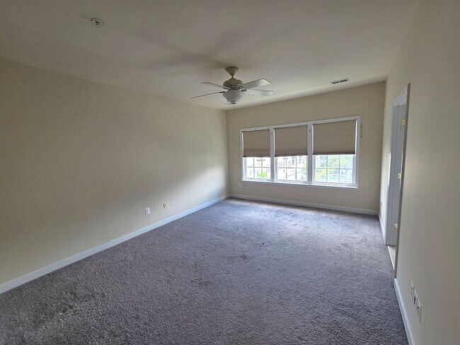 Building Photo - 308 Garden View Square
