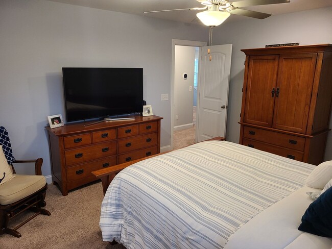 Building Photo - 4 Bed, 2.5 Bath located in Mimosa Bay Comm...