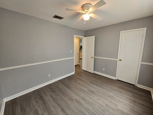 Building Photo - 3026 Yorktown Cir