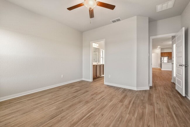 Building Photo - GORGEOUS 3 BEDROOM DUPLEX LOCATED IN CONVERSE, TX!