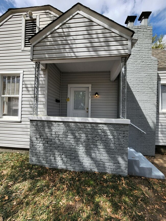Primary Photo - 635-635 1/2 S Vine Ave