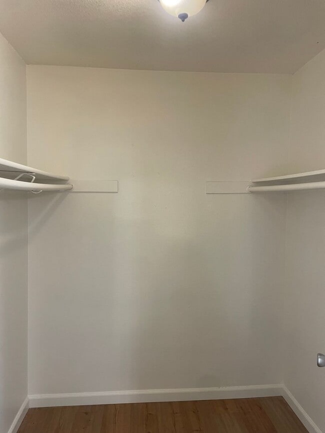 Building Photo - 3 Bedroom, 1.5 Bath Home in Parkway Neighborhood