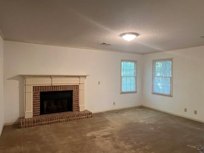 Building Photo - 136 River Knoll