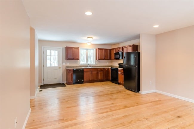 Building Photo - 60 Russell Hill Rd