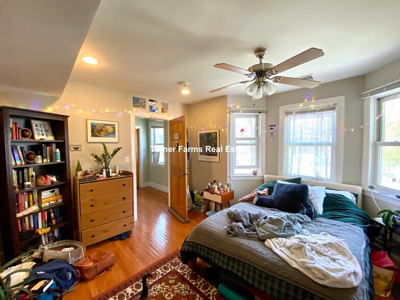 Building Photo - 21 Dorr St