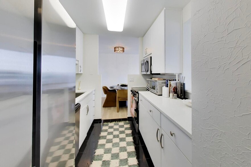 Building Photo - 111 E Chestnut St