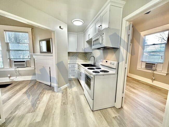 Building Photo - 121 E Lockeford St