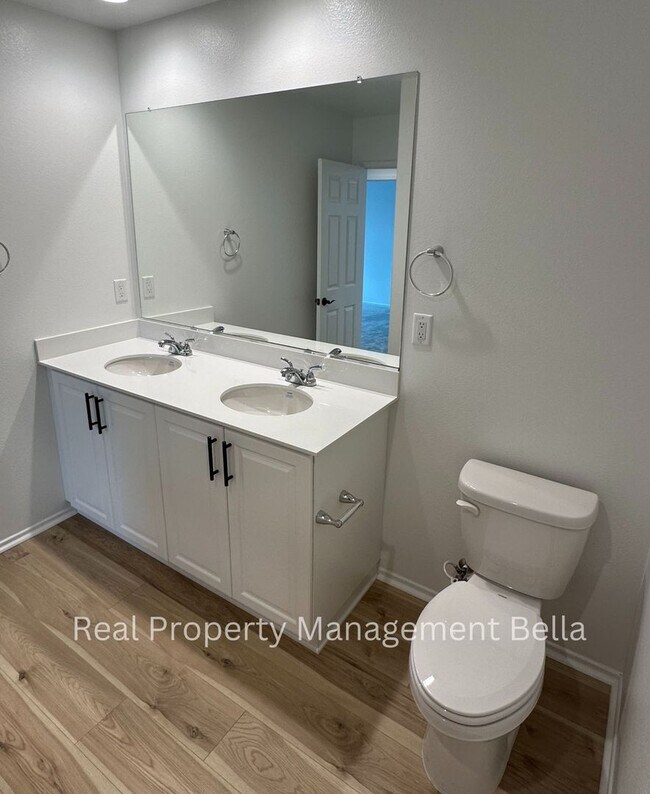 Building Photo - Modern Luxury Awaits: Discover Your Dream Home!