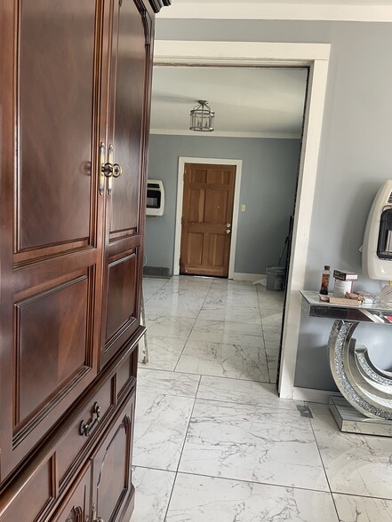 Building Photo - 301 Riverside Ave