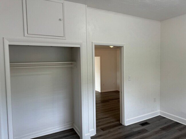 Building Photo - Updated 3 bedroom 2 bathroom duplex in his...