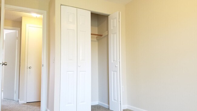 Building Photo - End Unit townhouse in established Frederick neighborhood ready for you!
