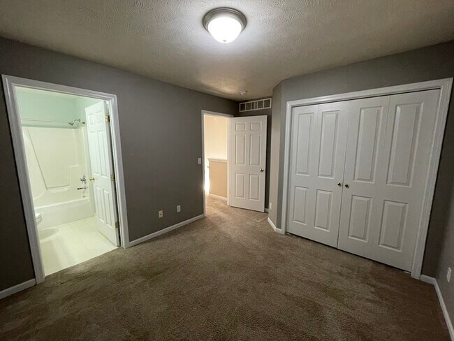 Building Photo - Forest Hills Condo 2 Bedroom  Clements Mill