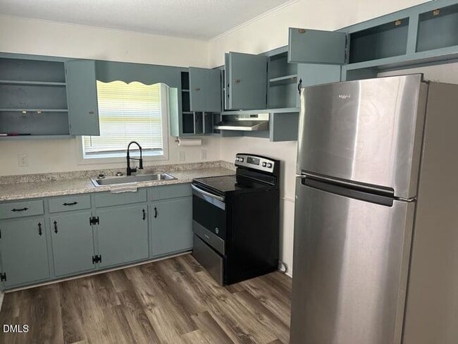 Building Photo - Charming and updated 2-bedroom, 1-bath duplex conveniently located in Durham