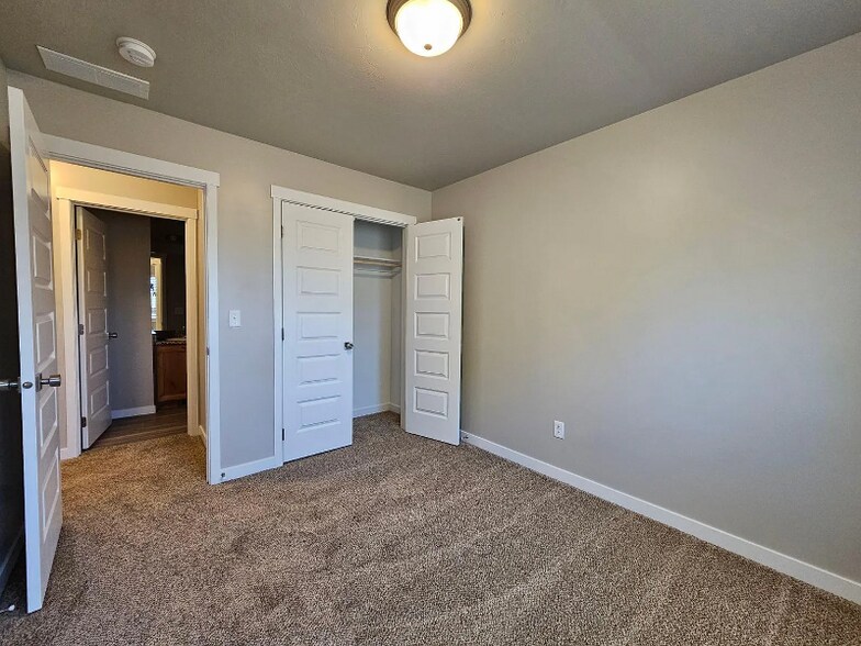 Building Photo - 2001 Lawrence Ln