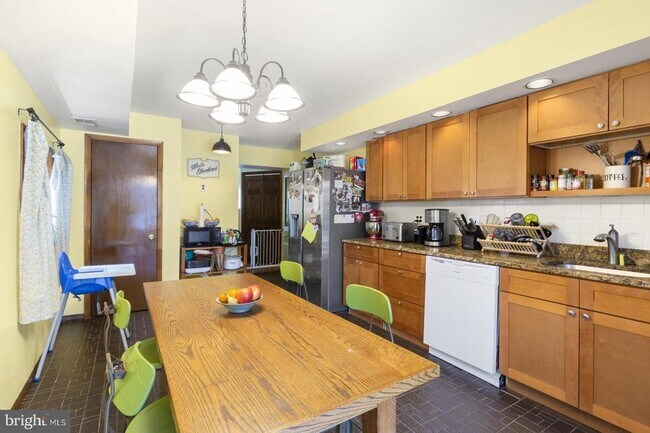 Building Photo - 3285 Chatham St