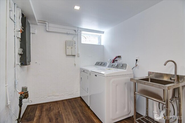 Building Photo - 5 Hilltop Ave