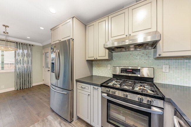 Building Photo - 685 Comet Dr