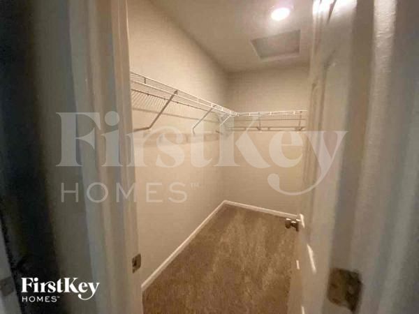 Building Photo - 430 E Pine Ridge Dr
