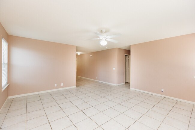 Building Photo - **1 Story 3 Bedroom 2 Bath Home in Hutto, TX