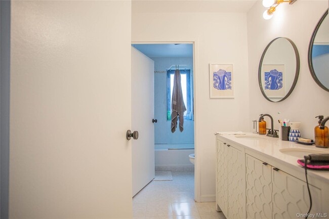 Building Photo - 100 W Broadway