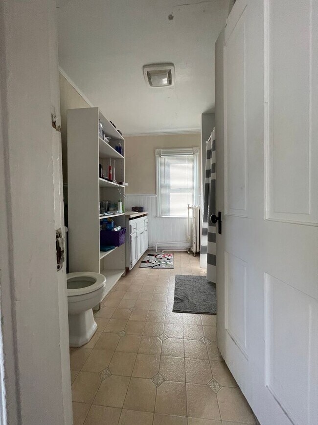 Building Photo - 3 Bedroom Apartment in Great Location.