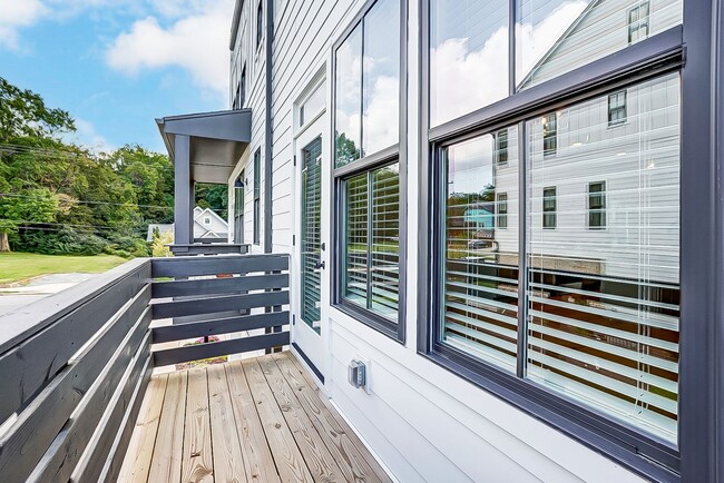 Building Photo - NEW TOWNHOME W/ ROOFTOP TERRACE @ 5West Te...