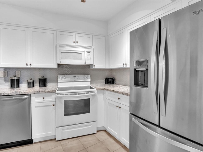 Building Photo - 3000 Holiday Dr